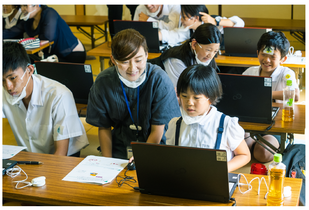 プログラミングレクチャーを受ける香川県立聾学校の生徒